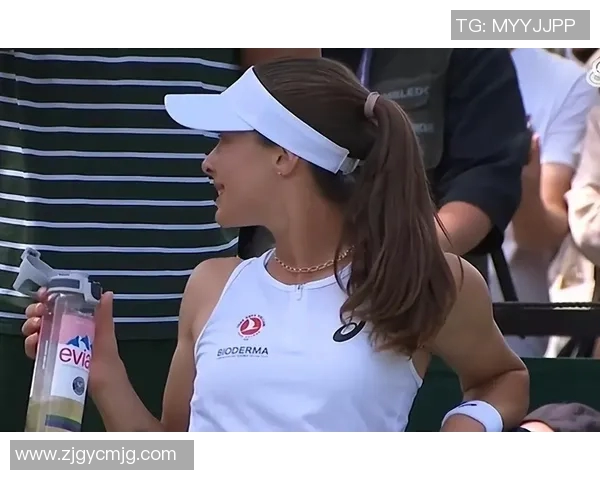 当足球明星邂逅绝世美女展开浪漫故事引发球迷热议与羡慕 当足球明星邂逅绝世美女展开浪漫故事引发球迷热议与羡慕